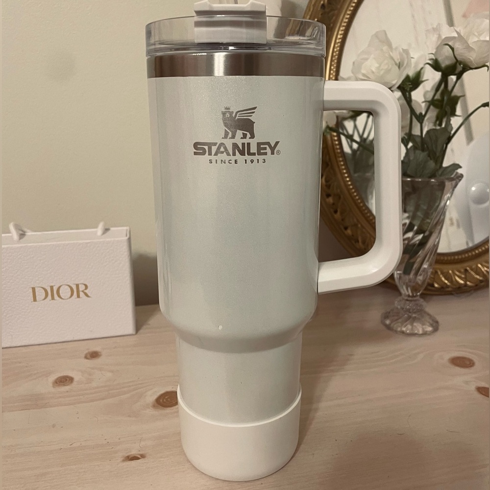 white pearlescent stanley 40oz